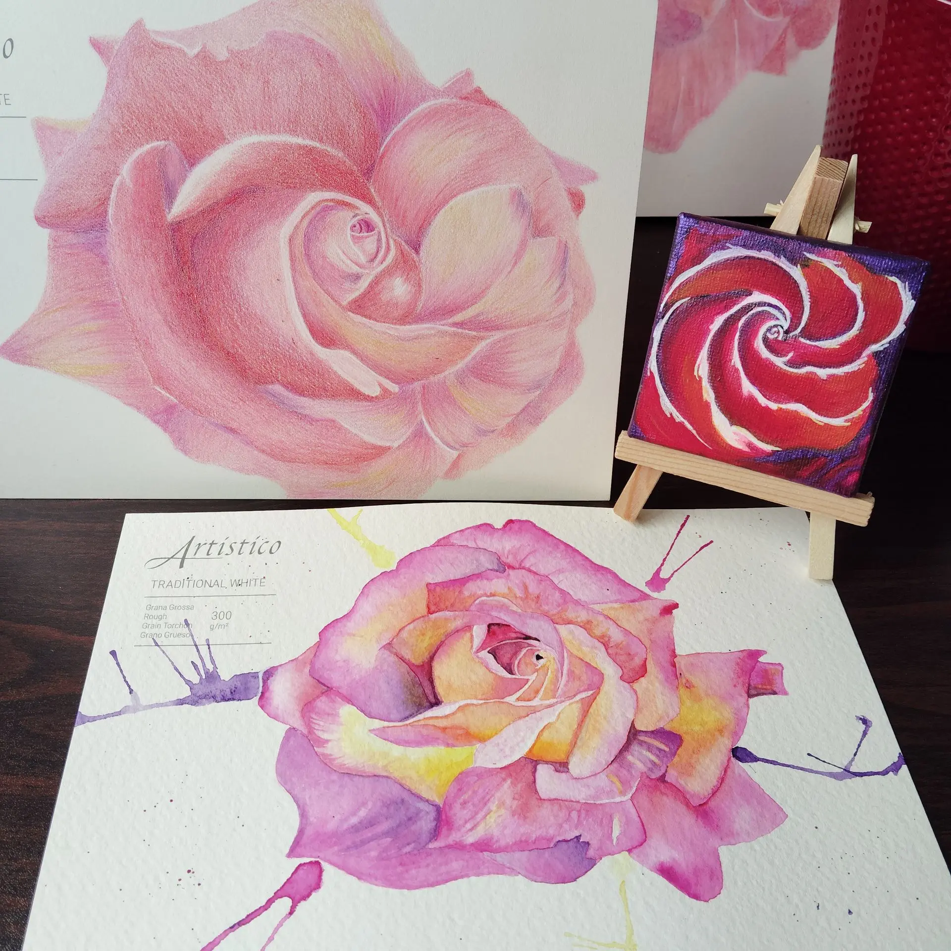 Une collection de roses en aquarelle, acrylique et crayons de couleur